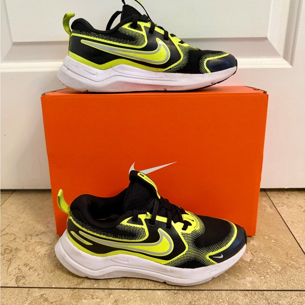 Nike Kids Black/Green(yellow) Cosmic Runners 3.5 big kid
